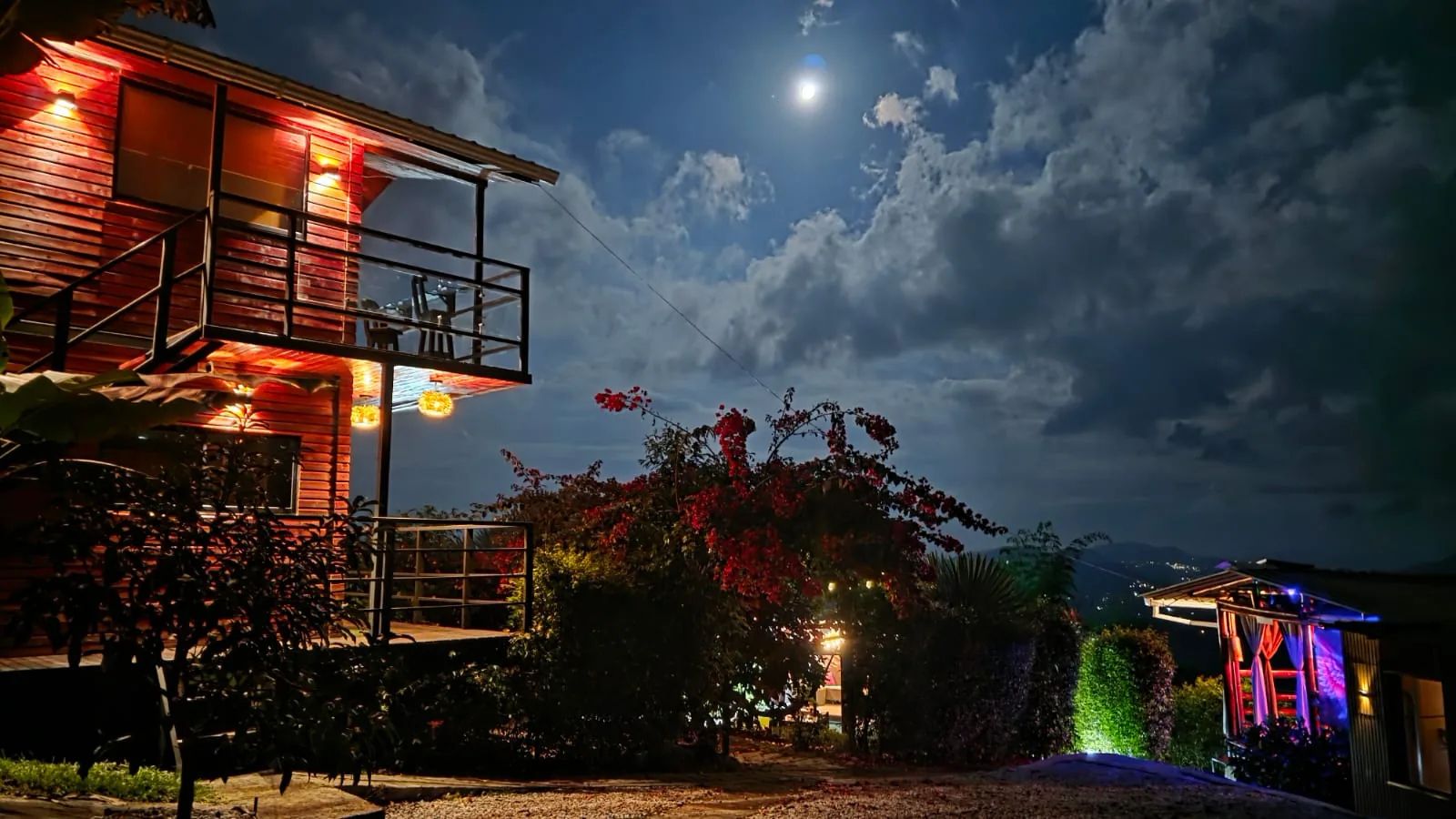 Cabaña de Gualanday Glamping de noche bajo la luna llena