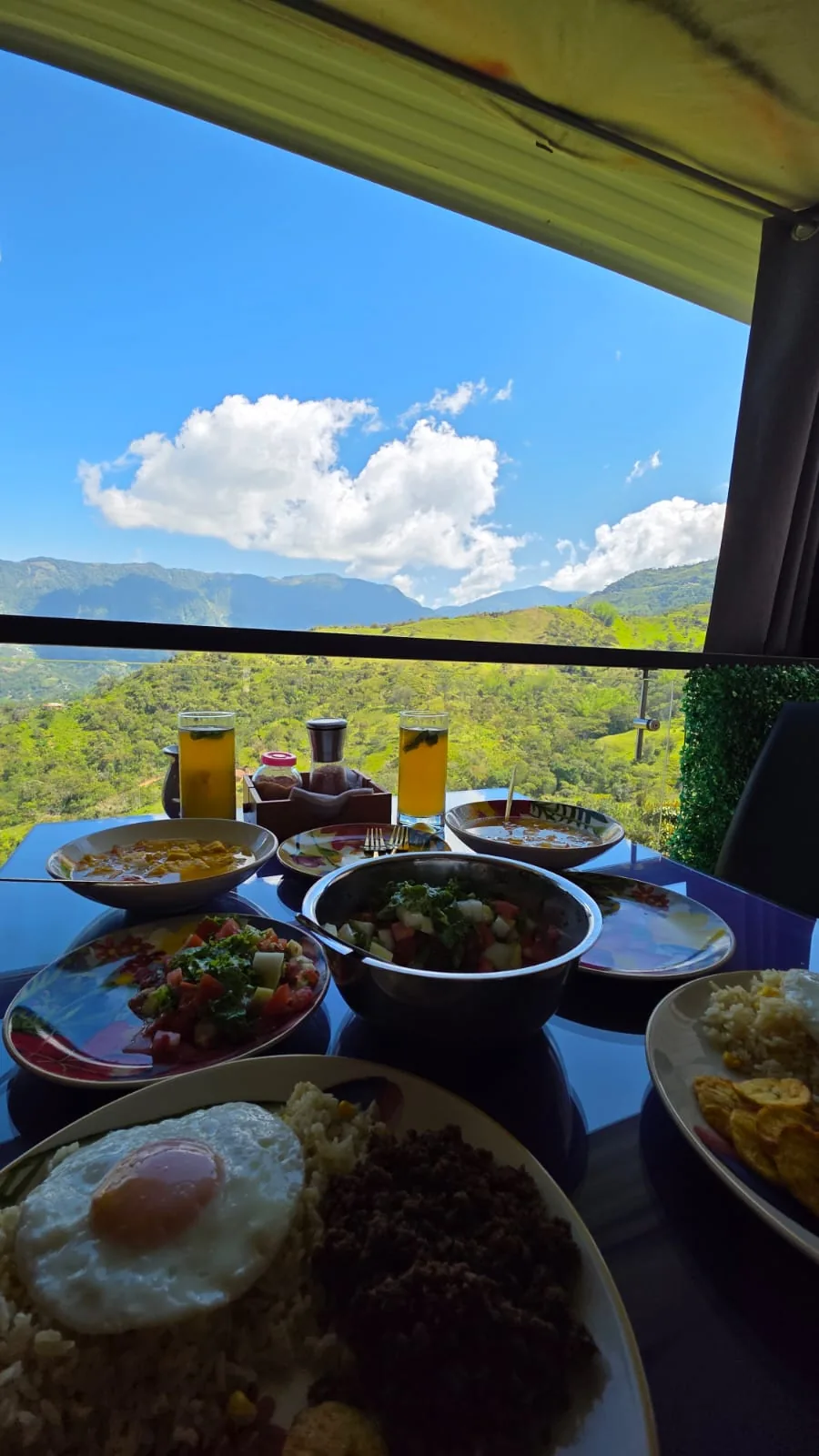 Desayuno típico antioqueño con vista a las montañas en Gualanday