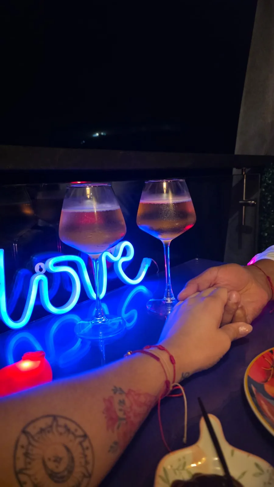 Pareja tomados de la mano en una cena romántica en Gualanday