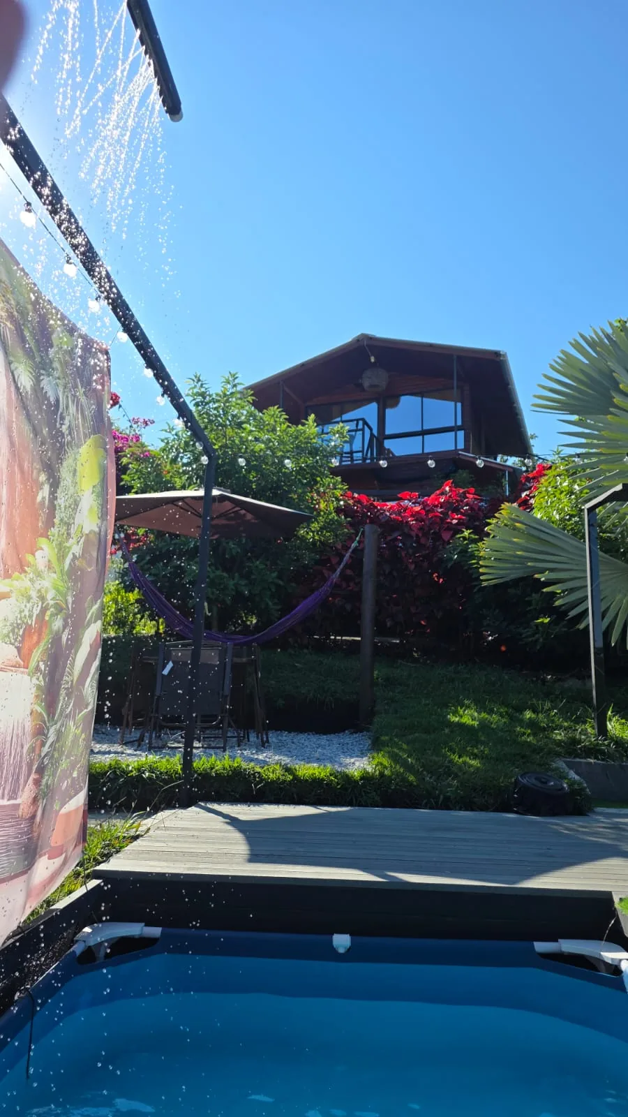 Piscina privada de día rodeada de naturaleza en Gualanday Glamping