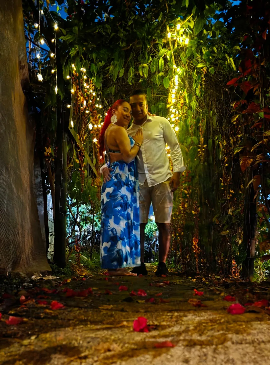 Pareja disfrutando una noche romántica en el sendero iluminado de Gualanday